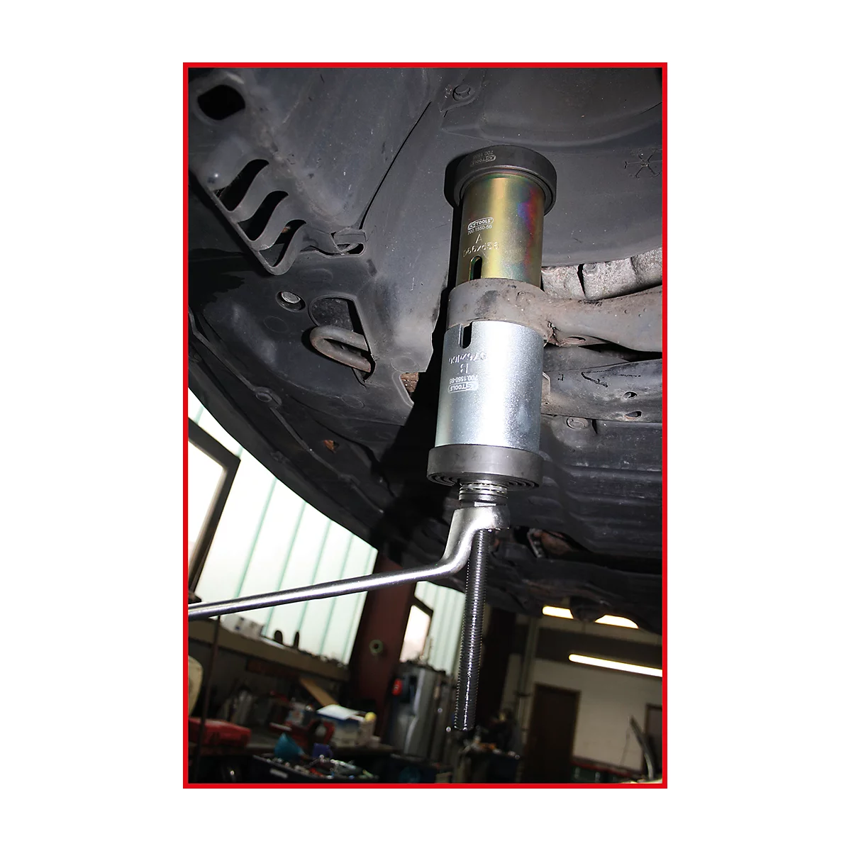 Werkzeug unter einem Auto zur Reparatur, silberfarbenes Werkzeug mit langem Hebel.